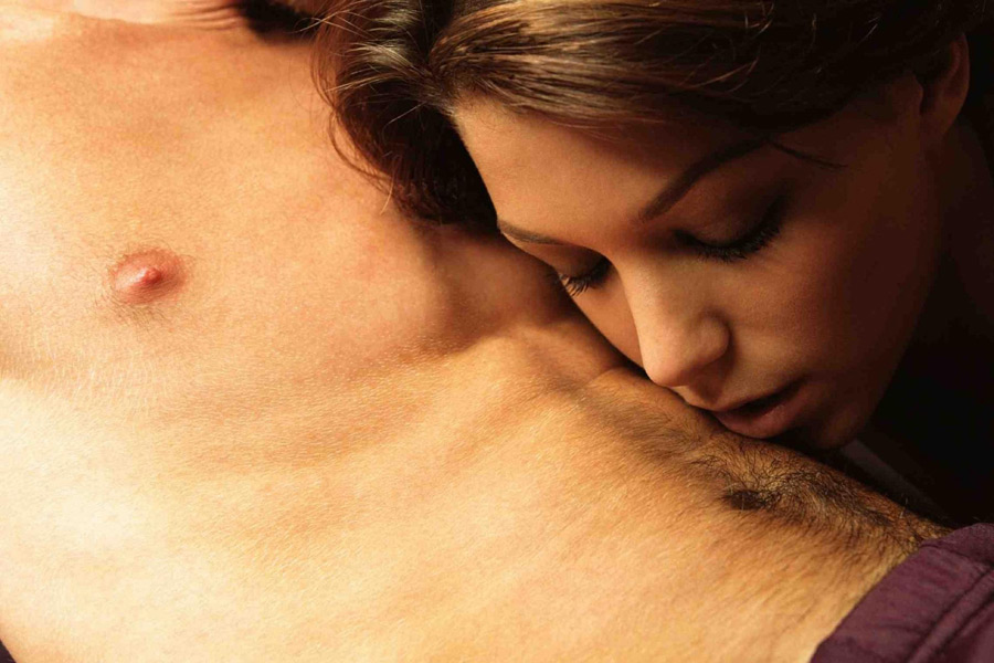 Мужчина целует грудь девушки 60 фото